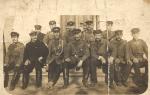Członkowie Straży Ogniowej w Czarnożyłach; siedzą w pierwszym rzędzie od lewej: 1. NN, 2. Stanisław Modrzejewski, 3. Ignacy Modrzejewski, 4. Józef Maraszek (naczelnik), 5. Tadeusz Chlewski, 6. NN, 7. NN, 1917-1918r.