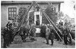 Strażacy wraz z orkiestrą przy ołtarzu urządzonym przed remizą, 31.V.1934r.