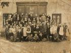 Uczniowie Publicznej Szkoły Powszechnej w Niedzielsku wraz z nauczycielem Ignacym Klimaszewskim, ok. 1928r